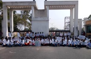 ସୁରକ୍ଷା ଦାବିରେ ଡାକ୍ତରୀ ଛାତ୍ରଛାତ୍ରୀଙ୍କ ଧାରଣା