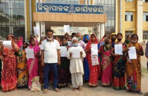 ହରିପୁର ବାଲିଘାଟରୁ ବେଆଇନ୍ ବାଲି ଉଠାଣ ପ୍ରତିବାଦରେ ଶତାଧିକ ମହିଳାଙ୍କ ଜିଲାପାଳ ଅଫିସ୍ ଆଗରେ ଆନ୍ଦୋଳନ