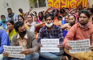 ନିର୍ମାଣ ଶ୍ରମିକ ପ୍ରମାଣପତ୍ର ପ୍ରାପ୍ତି ଦାବିରେ ଶ୍ରମ କାର୍ଯ୍ୟାଳୟ ଘେରାଓ