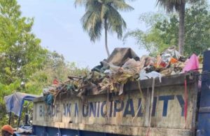 ଉଚ୍ଚ ନ୍ୟାୟାଳୟଙ୍କ ନିର୍ଦ୍ଦେଶକୁ ବେଖାତିର, ବିନା ପାଲ ଢ଼ଙ୍କାରେ ଅଳିଆ ବୋହୁଛି ପୌରପାଳିକା ଗାଡ଼ି