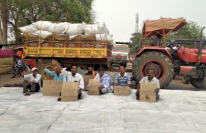 ଟାର୍ଗେଟ୍ ନାହିଁ କହି ଧାନ କିଣୁନାହିଁ ମହିଳା ସ୍ୱୟଂ ସହାୟିକା ଗୋଷ୍ଠୀ , ଧାନବସ୍ତା ରଖି ରାଜ୍ୟ ରାଜପଥ ଅବରୋଧ କଲେ ଚାଷୀ