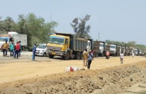 ଧାମରା -ଜାମୁଝାଡି ରାସ୍ତା ନିର୍ମାଣକୁ ନେଇ ରାସ୍ତାରୋକ, ଦୈନିକ ୫ଥର ପାଣି ସିଞ୍ଚନ ପାଇଁ ନେତାଜୀ କ୍ଲବ ପକ୍ଷରୁ ଦାବୀ