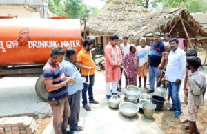 ଉତ୍କଟ ଜଳାଭାବ; ଛତାବର ବଜାରରେ ଟ୍ୟାଙ୍କର ଯୋଗେ ପାନୀୟ ଜଳ ଯୋଗାଇଲେ ବଦ୍ରୀ