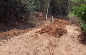 କାଞ୍ଜିଆପାଳରେ ଶ୍ରମିକ ବଦଳରେ ମେସିନ କରୁଛି କାମ:ବାଟବଣା ହେଉଛି ମନରେଗା