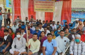 ଜିଲାପାଳଙ୍କ କାର୍ଯ୍ୟାଳୟ ସମ୍ମୁଖରେ ପିଏଜିମାନଙ୍କର ବକେୟା ପାରିଶ୍ରମିକ ନେଇ ଗଣ ଧାରଣା