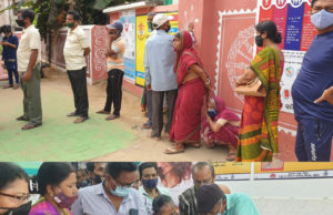 ବାଘୁରାଇ ସହରାଞ୍ଚଳ ପ୍ରାଥମିକ ସ୍ୱାସ୍ଥ୍ୟକେନ୍ଦ୍ରରେ ଟୀକା ପାଇଁ ପ୍ରବଳ ଭିଡ, କୋଭିଡ୍ ଗାଇଡ୍ଲାଇନ୍କୁ ଫୁ ରେ ଉଡାଇଦେଲେ ଜନସାଧାରଣ