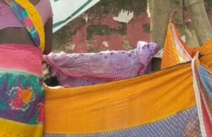 ମହିଳାଙ୍କୁ ବସ୍ଷ୍ଟାଣ୍ଡରେ ପ୍ରସବ କରାଇଲେ ଟ୍ରାଫିକ୍ କନେଷ୍ଟବଳ