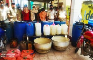 ରଣପୁର ଥାନା ପୋଲିସ୍ ର ଚୋରା ଦେଶୀ ମଦ କାରଖାନା ଉପରେ ଚଢାଉ୪ଶହ ଲିଟର୍ ମଦ,୩ ଗିରଫ, ୨ ମଟର ସାଇକେଲ୍ ଓ ମଦ ରନ୍ଧା ସରଞାମ ଜବତ