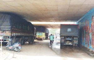 рмЕрмгрнНрмбрм░рмкрм╛рм╕ рм░рнЗ рммрнЗрмЖрмЗрми рмЧрм╛рмбрм┐ рмкрм╛рм░рнНрмХрм┐рмЩрнНрмЧ рмкрнНрм░рм╢рм╛рм╕рми рмирнАрм░рммрмжрнНрм░рм╖рнНрмЯрм╛