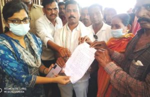 ମିଳୁନୀ ରାସନ୍ କାର୍ଡ…ଯୋଗାଣ ଅଧିକାରୀ ଙ୍କ ଅଫିସ୍ ଆଗରେ ଧାରଣା