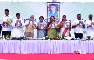 କବୀ ପାର୍ବତୀ ବିଶ୍ୱାଳଙ୍କ ପ୍ରଥମ ଶ୍ରାଦ୍ଧ ବାର୍ଷିକୀ ସମ୍ପନ୍ନ, ସ୍ମୃତି ଆଲେଖ୍ୟ ‘ପ୍ରଣମ୍ୟା ପାର୍ବତୀ’ ଲୋକାର୍ପିତ