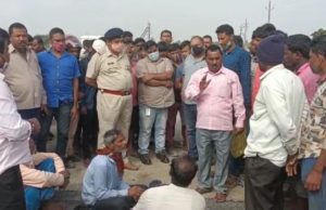 ଚାଷୀଙ୍କ ସୁନାର ଫସଲରେ ଏବେ ଲହଡି ମାରୁଛି ପାଣି, ଧାନବିଲରୁ ଜଳ ନିଷ୍କାସନ ଓ କ୍ଷତିପୂରଣ ଦାବି ନେଇ ଧାମରା ବନ୍ଦର ଆଗରେ ଚାଷୀଙ୍କ ଧାରଣା