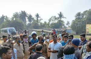 ଦୁର୍ଘଟଣାରେ ଯୁବକ ମୃତ, ମୃତକଙ୍କ କ୍ଷତିପୂରଣ ନେଇ ଧାମରା-ବାସୁଦେବପୁର ରାସ୍ତାରୋକ, ଦୀର୍ଘ ୫ଘଂଟା ପରେ ପ୍ରଶାସନର ମଧ୍ୟସ୍ଥିତା ପରେ ଉଠିଲା ରାସ୍ତାରୋକ