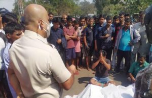 ରାଜନୈତିକ ହିଂସାରେ ବଳିପଡିଲେ ଇଂଜିନିୟରିଂ ଛାତ୍ର, ମୃତ ଦେହକୁ ରାସ୍ତାରେ ରଖି ଟାୟାର ଜାଳି ରାସ୍ତାରୋକ କଲେ ଉତ୍ତ୍ୟକ୍ତ ଲୋକେ