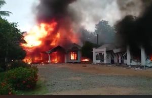 ଶ୍ରୀଲଙ୍କା ପ୍ରଧାନମନ୍ତ୍ରୀ ମହିନ୍ଦା ରାଜପକ୍ଷେଙ୍କ ଇସ୍ତଫା : ସାରା ଦେଶରେ କର୍ଫ୍ୟୁ, ହିଂସାତ୍ମକ ସଂଘର୍ଷରେ ଜଣେ ସାଂସଦଙ୍କ ମୃତ୍ୟୁ