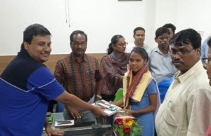 ମାଟ୍ରିକ ଜିଲ୍ଲା ଟପର ମୋନାଶ୍ରୀ ବିଶ୍ୱାଳଙ୍କୁ ସମ୍ବର୍ଦ୍ଧିତ କଲେ ଜିଲ୍ଲାପାଳ