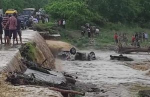 ଭୟଙ୍କର ସଡ଼କ ଦୁର୍ଘଟଣା : ନଈକୁ ଖସିପଡ଼ିଲା ଗାଡ଼ି, ୯ ଜଣଙ୍କର ମୃତ୍ୟୁ