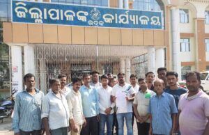 ଖେଳପଡିଆକୁ ସରକାରୀ ସଂସ୍ଥାକୁ ନଦେବାପାଇଁ ଜିଲାପାଳଙ୍କୁ ଗ୍ରାମବାସୀଙ୍କ ନିବେଦନ