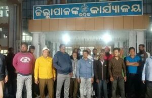 ପୌର ବିବାଦ ଥମୁନି, ସମସ୍ୟାର ସମାଧାନ ପାଇଁ ଶତାଧିକ ଜନସାଧାରଣ ଜିଲାପାଳଙ୍କୁ ଭେଟିଲେ