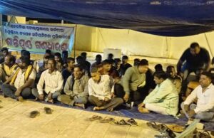 ଟୋଲଗେଟରେ ବିଜେପିର ଗଣଧାରଣା ଜିଲ୍ଲାପାଳଙ୍କ ପ୍ରତିଶ୍ରୁତି ପରେ ସ୍ଥଗିତ, ସ୍ଥାନୀୟ ଯୁବକଙ୍କୁ ନିଯୁକ୍ତି ଓ ଅର୍ଥ କାରବାର ବିବାଦ