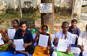 ପୁତ୍ର ହତ୍ୟାକାରୀକୁ ଧୁଷୁରୀ ଥାନା ପୁଲିସ୍ ଘଣ୍ଟ ଘୋଡାଉଛି, କ୍ରାଇମବ୍ରାଞ୍ଚ ତଦନ୍ତ ଦାବିରେ ପରିବାରଙ୍କ ଏସ୍ପିଙ୍କ କାର୍ଯ୍ୟାଳୟ ସମ୍ମୁଖରେ ଧାରଣା