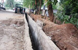 ଦୋବଲ ରାସ୍ତାରେ ଡ୍ରେନ ନିର୍ମାଣ ନିମ୍ନମାନର, କାମ ବେଳେ ରହୁନାହାନ୍ତି ବିଭାଗୀୟ ଅଧିକାରୀ