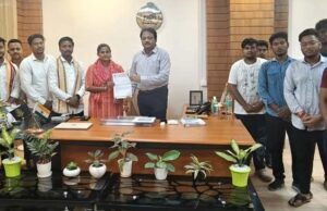 ସିଭିଲ ଡିଫେନ୍ସ ମକ୍ ଡ୍ରିଲରେ ସକ୍ରିୟ ଅଂଶ ଗ୍ରହଣ କରିବାକୁ ଏବିଭିପି ପକ୍ଷରୁ ଜିଲ୍ଲାପାଳଙ୍କୁ ଅନୁରୋଧ ପତ୍ର ପ୍ରଦାନ