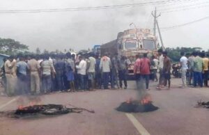 ଡ୍ରାଇଭରକୁ ମାଡ ପ୍ରତିବାଦରେ ରାସ୍ତାରୋକ