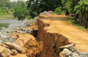 ଜଳସମ୍ପଦ ବିଭାଗର ଖାମଖିଆଲି ନୀତି, ସଇଲୋ ଠାରେ ୨ ଶହ ଫୁଟ ନିର୍ମାଣଧିନ ନଦୀବନ୍ଧ ଧସିଲା, ଆତଙ୍କିତ ଅବସ୍ଥାରେ ଗ୍ରାମବାସୀ