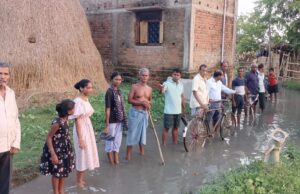 ସାହାପୁର ପତିସାହି ଓ ମହାକୁଡ଼ସାହି ଗାଁ ରାସ୍ତାରେ ଜମିରହିଛି ପାଣି,ଦୁର୍ଦ୍ଦଶା ଭୋଗୁଛନ୍ତି ଲୋକ, କ୍ଷତ୍ରିୟ ତଦନ୍ତ କଲେ ତହସିଲଦାର