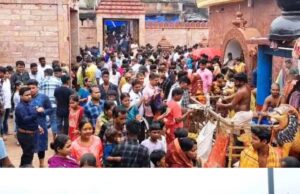 ରଜ ଉତ୍ସବରେ ଆଖଣ୍ଡଳମଣିଙ୍କ ଦର୍ଶନ ପାଇଁ ଲକ୍ଷାଧିକ ଭକ୍ତଙ୍କ ଭିଡ, ୨ଦିନରେ ବାବାଙ୍କୁ ପୂଜାର୍ଚ୍ଚନା କଲେ ଲକ୍ଷାଧିକ ଭକ୍ତ, ପ୍ରଶାସନିକ ଘୋର ଅବତ୍କବସ୍ଥା ଯୋଗୁଁ ହଜାରହଜାର ଶ୍ରଦ୍ଧାଳୁଭକ୍ତ ହଟହଟା