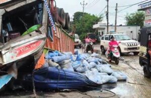 ପୋଲତଳକୁ ଖସିପଡିଲା ସିମେଂଟ ବୋଝେଇ ଟ୍ରକ୍