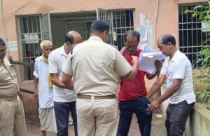 ପେଟ୍ରୋଲ ଢାଳି ଥାନା ପରିସରରେ ଆତ୍ମହତ୍ୟା ଉଦ୍ୟମ, ଏସପିଙ୍କ ନିର୍ଦେଶ ପରେ ବି ତିନି ମାସ ଧରି ଆସାମୀଙ୍କୁ ଗିରଫ କରୁନି ପୋଲିସ