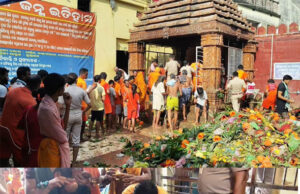 ଶ୍ରାବଣମାସର ୨ୟ ସୋମବାର, ଆଖଣ୍ଡଳମଣିଙ୍କୁ ଜଳଲାଗି କଲେ ଲକ୍ଷାଧିକ କାଉଡିଆ, ଏଥରବି ଖାଲଖମା ଓ ଅନ୍ଧାର ରାସ୍ତାରେ ଚାଲିଚାଲି ଆସିଲେ କାଉଡ଼ିଆ