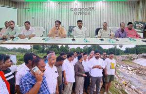 ବୈତରଣୀ ନଦୀରେ ବଡ ବନ୍ୟା, ଉଚ୍ଚ ଶିକ୍ଷା ମନ୍ତ୍ରୀଙ୍କ ସମୀକ୍ଷା, ଧାମନଗର ବ୍ଲକର ତଳିଆ ଅଂଚଳରେ ଲୋକମାନେ ଉଚ୍ଚ ସ୍ଥାନକୁ ଚାଲି ଯିବାକୁ ଡାକବାଜି ଦ୍ୱାରା ସୂଚନା