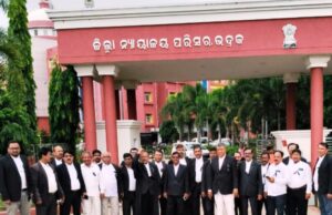 ବାଲେଶ୍ୱର ଉପଜିଲ୍ଲାପାଳଙ୍କୁ ଗିରଫ ଦାବିରେ ଭଦ୍ରକ ଓକିଲ ସଂଘ ପକ୍ଷରୁ ବିକ୍ଷୋଭ ପ୍ରଦର୍ଶନ