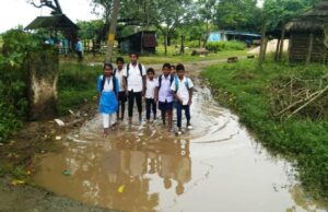 ବିଦ୍ୟା ଆହରଣ ନିମନ୍ତେ ରହିଛି ବିଦ୍ୟାଳୟ କିନ୍ତୁ ରାସ୍ତାରେ ଆଣ୍ଠୁଏ ଆଣ୍ଠୁଏ ପାଣି! ଅଭିଭାବକ ମହଲରେ ତୀବ୍ର ଅସନ୍ତୋଷ