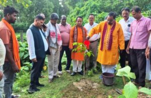 ବିଜେପି କୃଷକ ମୋର୍ଚ୍ଚା ପକ୍ଷରୁ ଚାନ୍ଦବାଲି ନିର୍ବାଚନ ମଣ୍ଡଳୀରେ ମା’ ପାଇଁ ଗଛଟିଏ କାର୍ଯ୍ୟକ୍ରମ