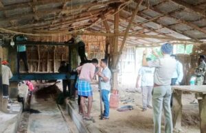 ବେଆଇନି କରତ କଳ ଉପରେ ଚଢ଼ାଉ, ଯନ୍ତ୍ରାଂଶ ଓ କାଠ ଜବତ