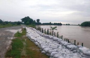 ବୈତରଣୀ ନଦୀରେ ବନ୍ୟାକୁ ନେଇ ନଦୀକୂଳିଆ ଆତଙ୍କିତ, କୁଆଖିଆ-ଆଖଣ୍ଡଳମଣି ଜାତୀୟ ରାଜପଥ ବିଛିନ୍ନ ହେବା ଆଶଙ୍କା, ମୁଆଁ ସମେତ ୩ଟି ସ୍ଥାନରେ ନଦୀବନ୍ଧ ଦୁର୍ବଳ