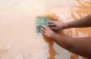 ବୈତରଣୀ ନଦୀ କୂଳରେ ପାଣିରେ ଭାସୁଛି ପଥର