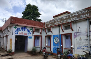 ତିହିଡ଼ି ଡାକ୍ତରଖାନା ଇନ୍ଡୋର ଛାତ ବିପଦ ସଂକୁଳ, ଦୁର୍ଦ୍ଦଶା ଭୋଗୁଛନ୍ତି ରୋଗୀ, ତୁରନ୍ତ ମରାମତି ପାଇଁ ଦାବି