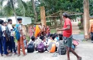 ଉତ୍କଳମଣି ନୋଡାଲ ସ୍କୁଲରେ ଶିକ୍ଷକ ଅଭାବକୁ ନେଇ ଗେଟରେ ଚାବି ପକାଇଲେ ଛାତ୍ର ଛାତ୍ରୀ ଓ ଅଭିଭାବକ