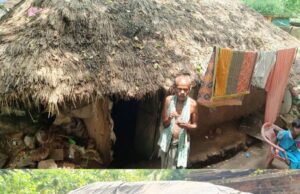 ଧାମନଗର: ଏବେବି ଭଙ୍ଗା ଚାଳଘରେ ମୁଣ୍ଡ ଗୁଞ୍ଜି ରହୁଛନ୍ତି ଗରିବ ପରିବାର, ହେଲେ ଥିଲାବାଲାଙ୍କୁ ପକା ଘର ମିଳୁଛି, ଭଙ୍ଗା ଚାଳଘରେ ଦୁଇ ଭାଇ