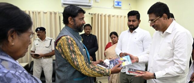 GOVERNOR MEET WITH BUDHIJIBI AT CIRCUIT HOUSE