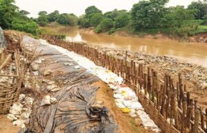 କୋଚିଳା ନଦୀବନ୍ଧ ଭୁଷ୍କଳନ ଘଟଣାରେ ସ୍ଥାନୀୟ ଲୋକେ ଆତଙ୍କିତ, ଜଳସମ୍ପଦ ଅଧିକାରୀଙ୍କ ପରିଦର୍ଶନ