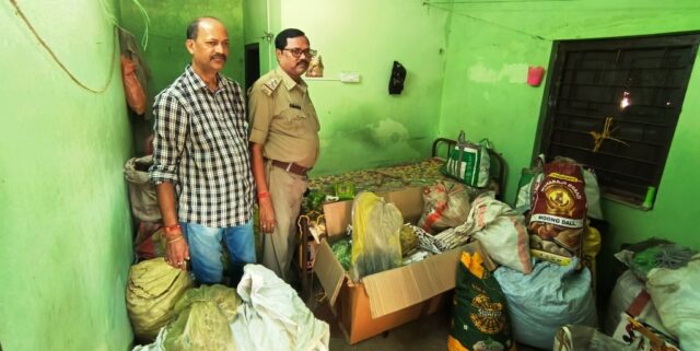 BEAAIN BANA TIARI GHARA UPARE CHADHAU