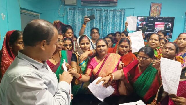 DHAMNAGAR BDO NKA MAHILA MANE GHERILE