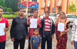 ପୈତୃକ ଜମିରେ ଘର କରିବାକୁ ଦେଉନାହାଁନ୍ତି ଅପରପକ୍ଷ, ହତ୍ୟା ଧମକ ପରେ ନ୍ୟାୟ ପାଇଁ ସପରିବାର ଲୁଚିଛପି ଏସ୍ପିଙ୍କୁ ଭେଟିଲେ