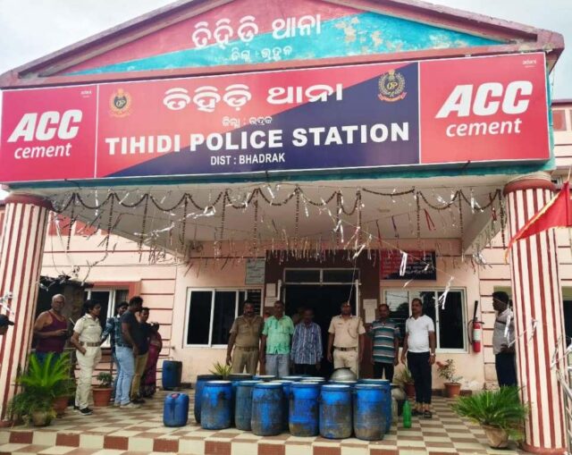 1000 LTR POCHA JABAT BY POLICE